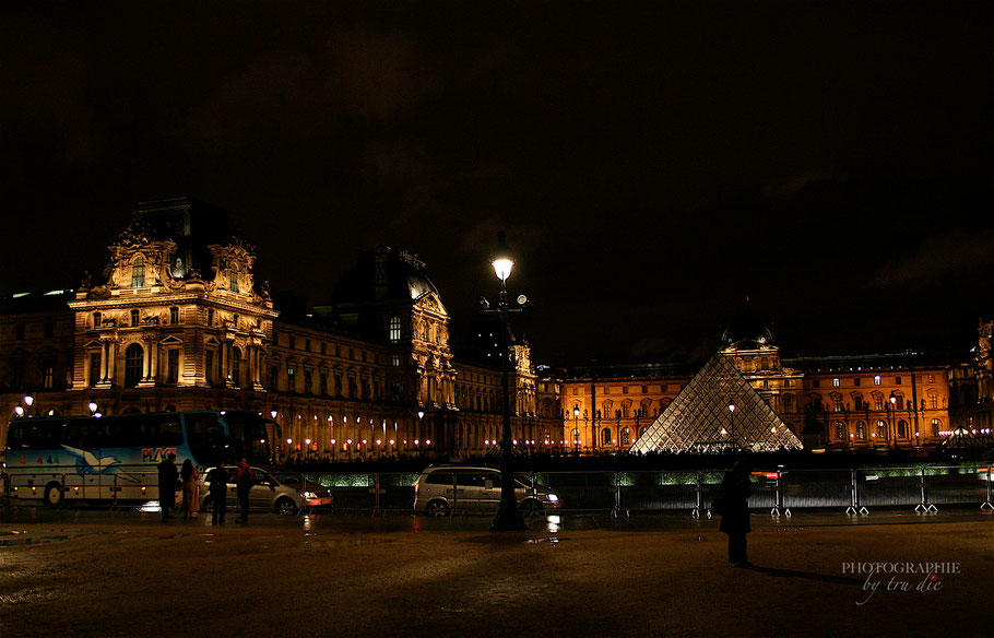 Bild: Glaspyramide des Louvre Paris am Abend 