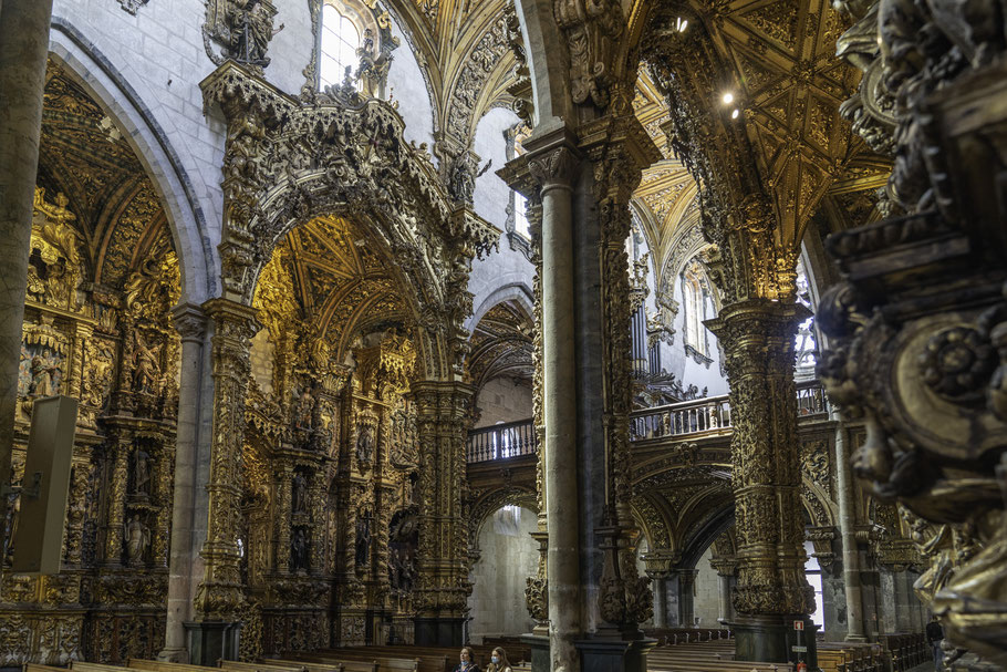 Bild: Im Innern der Igreja de São Francisco in Porto 