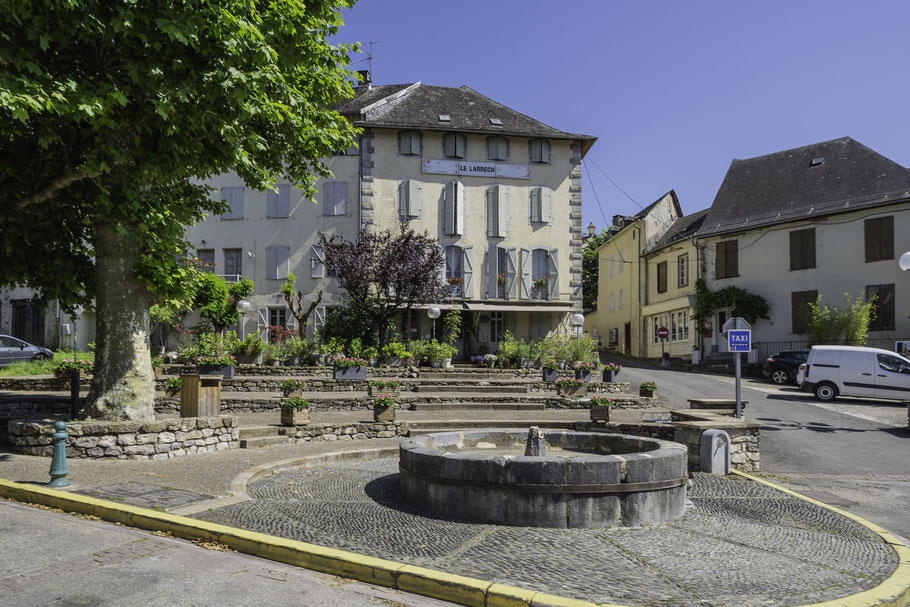 Bild: Zentraler Platz in Castillon-en-Couserans in den Pyrenäen