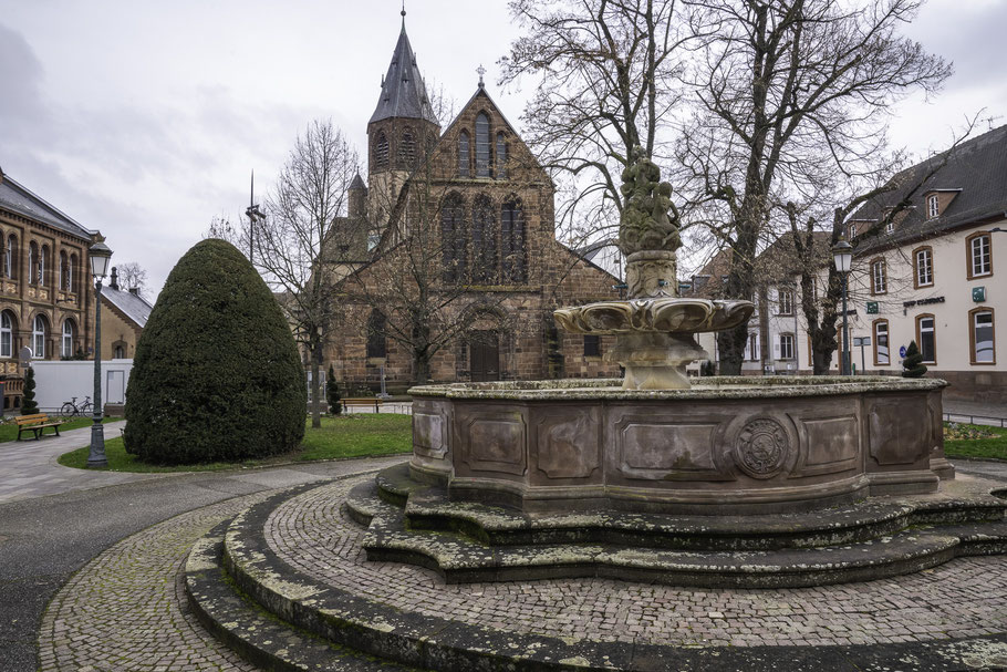 Bild: Der Bienenbrunnen oder Fontaine aux Abeilles vor der Église Saint-Georges