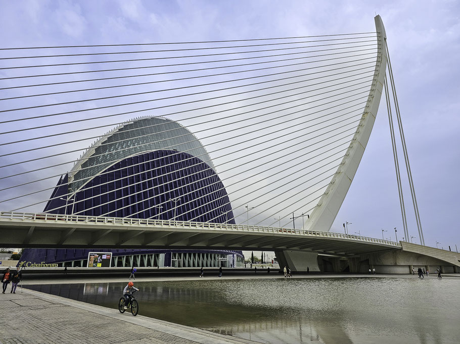 Bild: Assut de l´Or Bridge im Ciutat de les Arts i les Ciències in Valencia dahinter das Ágora-Gebäude