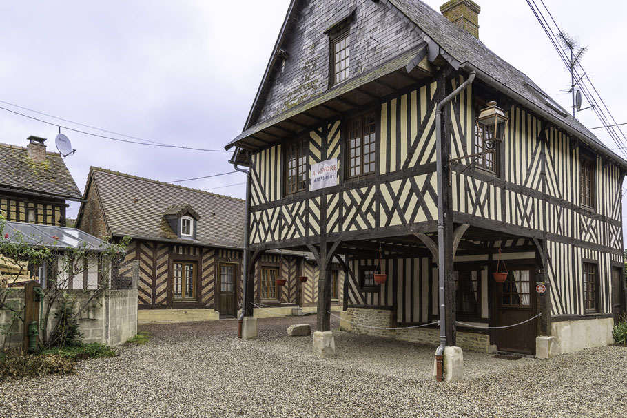 Bild: Fachwerkhaus in Beuvron-en-Auge in der Normandie
