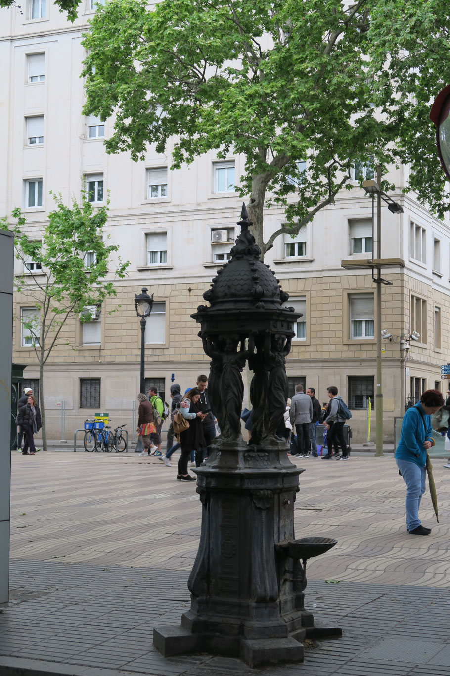 Bild: Brunnen auf der Rambla in Barcelona