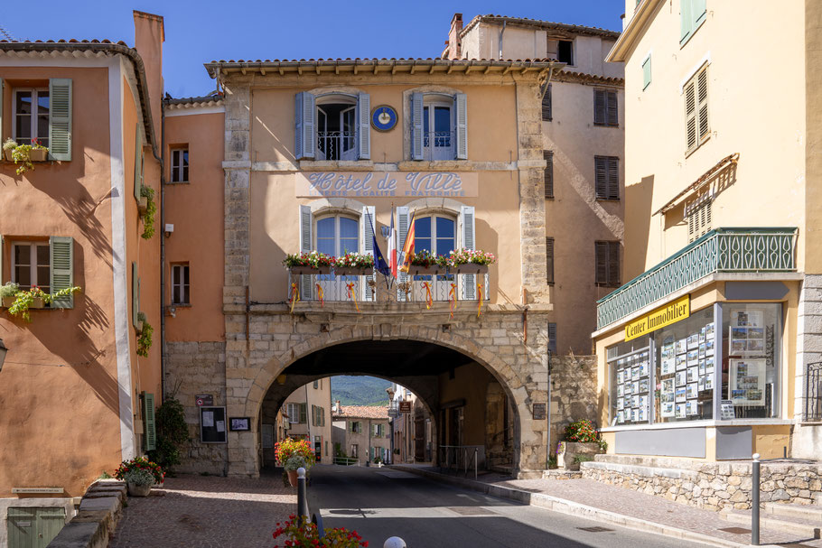 Bild: Fayence mit Hôtel de Ville in der Provence