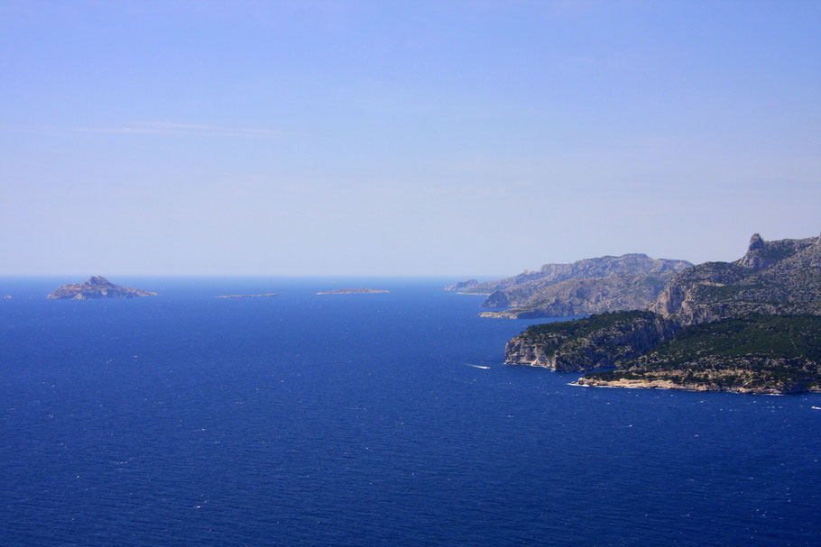 Bild: Ausblickvon de Route des Crêtes bei Cassis auf Calanques und die vorgelagerten Inseln, links Île Riou, und hinten das Cap Croisette unterhalb von Marseille