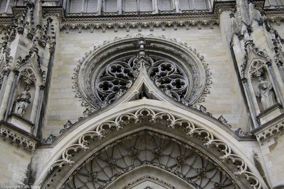 Bild: Rosette über dem Eingangsportal der Cathédrale Sainte-Croix d´Orléans in Orléans