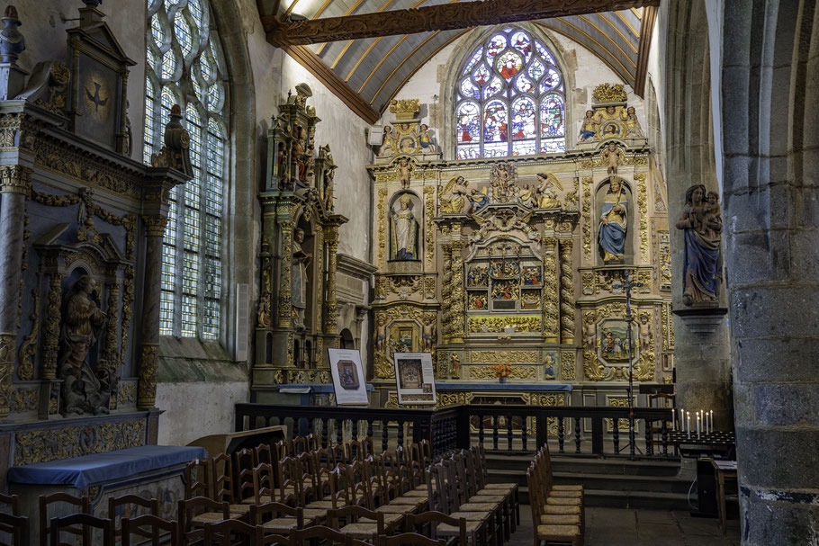 Bild: Seitenaltäre in der Kirche des umfriedeten Pfarrbezirkes in Lampaul-Guimiliau 