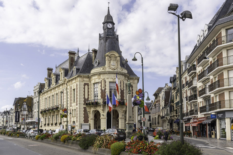 Bild: Das Rathaus in Trouville-sur-Mer