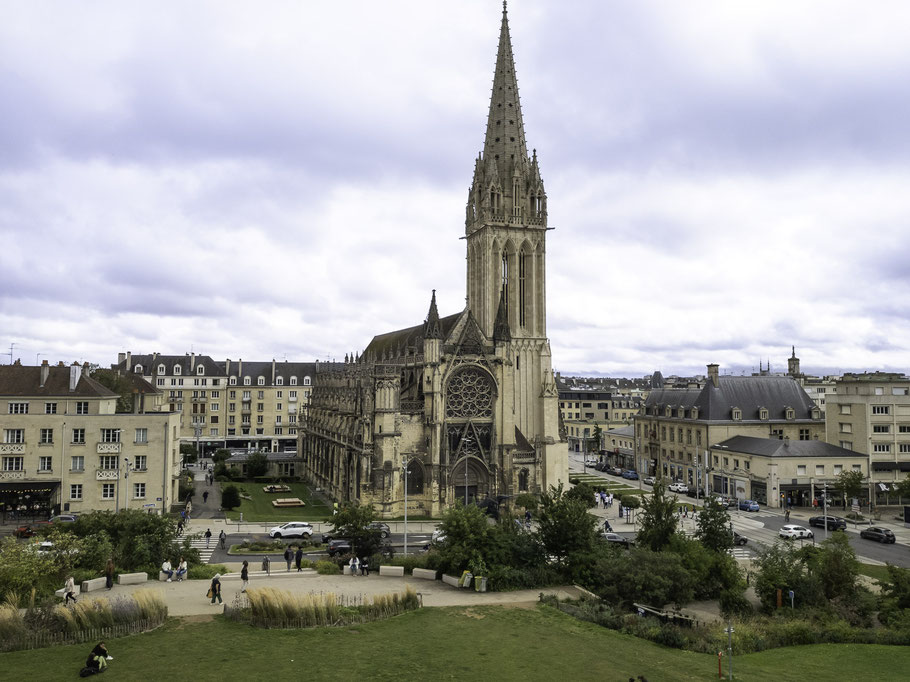 Bild: Église Saint-Pierre de Caen gegenüber dem Château Ducal in Caen 