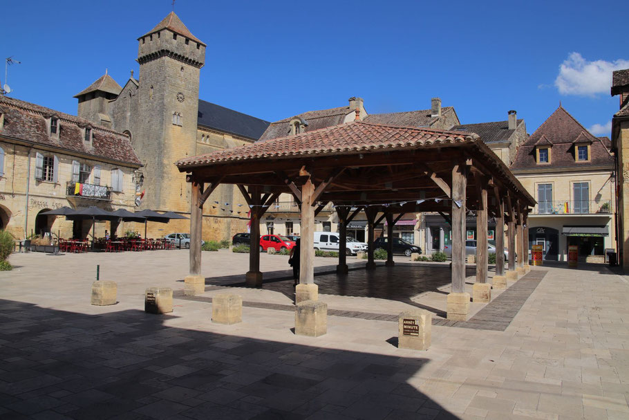 Bild: Bastide Beaumont der Markplatz mit Markthalle eine Sehenswürdigkeit in Frankreich