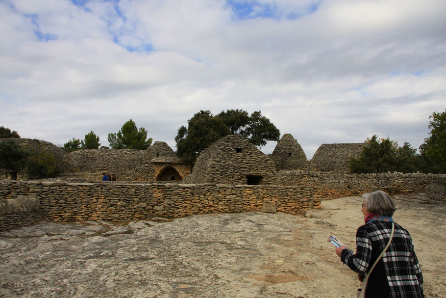 Bild: Eingang zu den Village des Bories in Gordes