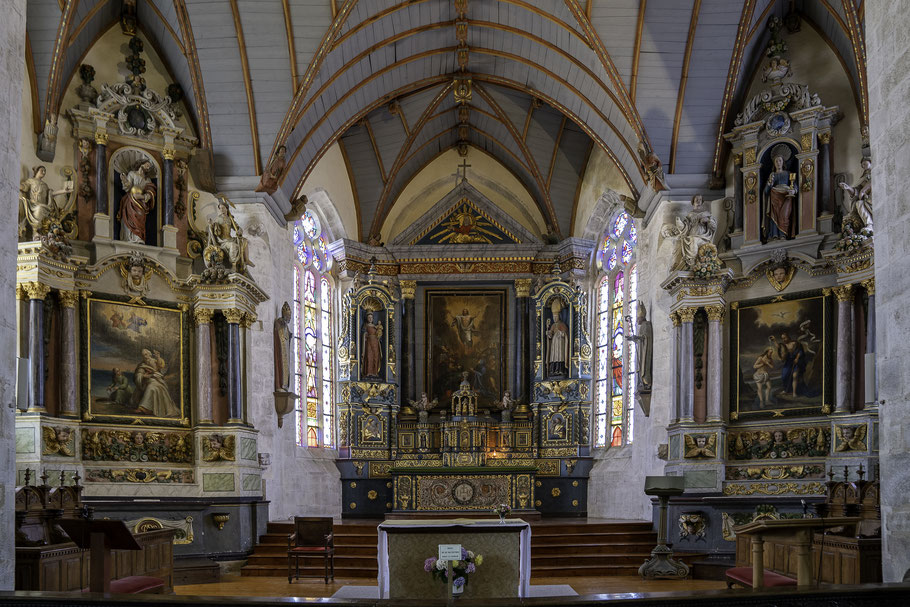 Bild: Blick auf Chor und zwei Seitenaltäre der Église Saint-Suliau im umfriedeten Pfarrbezirk von Sizun