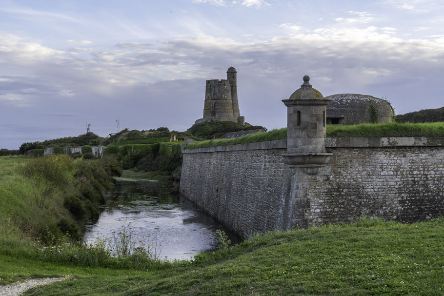 Bild: Das Fort Vauban de la Hougue im Süden von Saint-Vaast-la-Hougue mit Vaubanturm