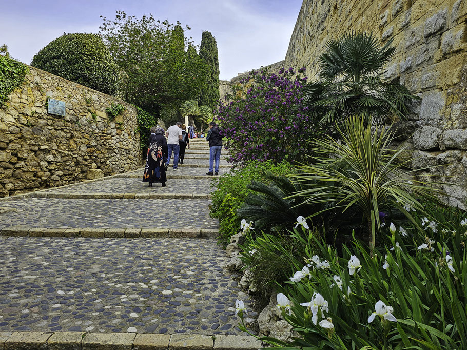 Bild: Weg zum Passeig Arqueològic entlang der Stadtmauer in Tarragona