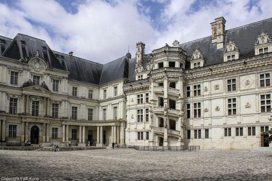 Bild: Château Royal de Blois, links Flügel Gastons d’Orléans, rechts Flügel Franz’ I., rechts nicht auf dem Bild: Flügel Ludwigs XII.
