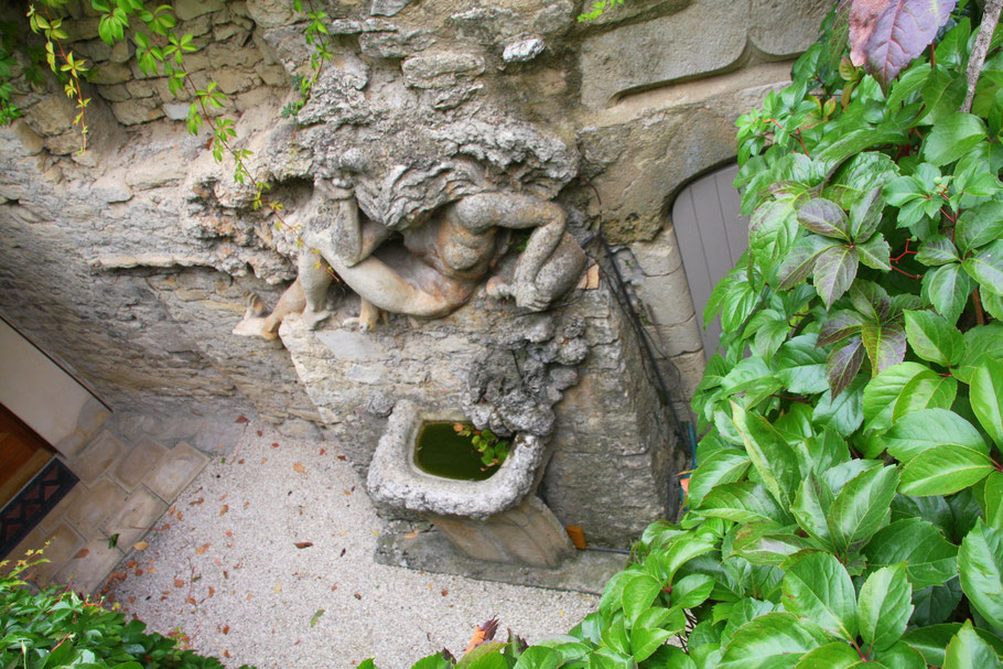 Bild: Brunnen in Crestet