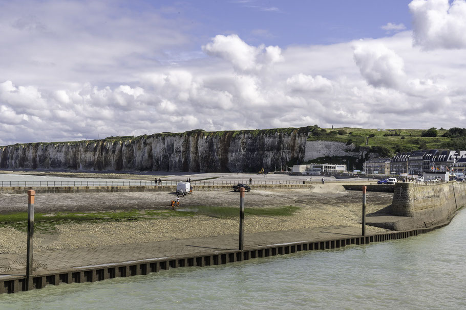Bild: Hafeneinfahrt und Strand mit Kreidefelsen in Saint-Valery-en-Caux 