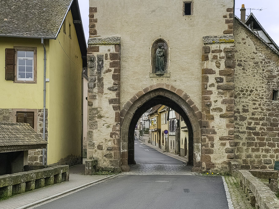 Bild: Das Alte Stadttor in Bœrsch mit der Statue der Hl. Médard
