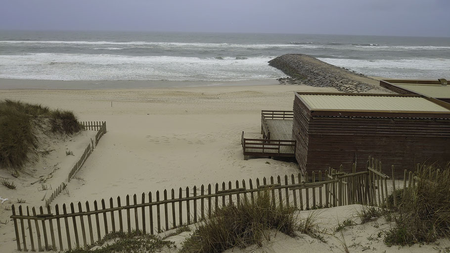 Bild: Ein stürmischer Tag an der Praia de Mira in Portugal