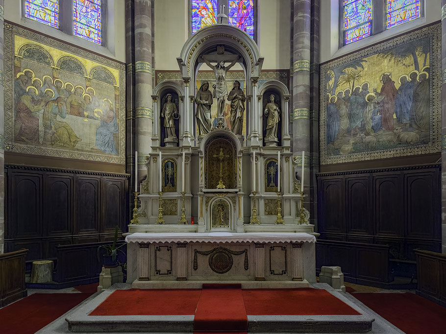 Bild: Der Chor mit Hauptaltar und Fresken in der Église Saint Etienne in Dambach-la-Ville