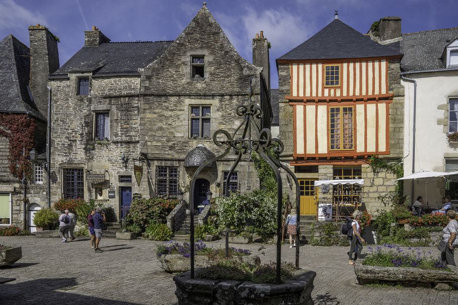 Bild: Zentraler Platz in Rochefort-en-Terre in der Bretagne