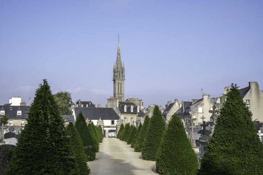 Bild: Blick auf den Turm der Kapelle Notre-Dame du Kreisker in Saint-Pol-de-Léon