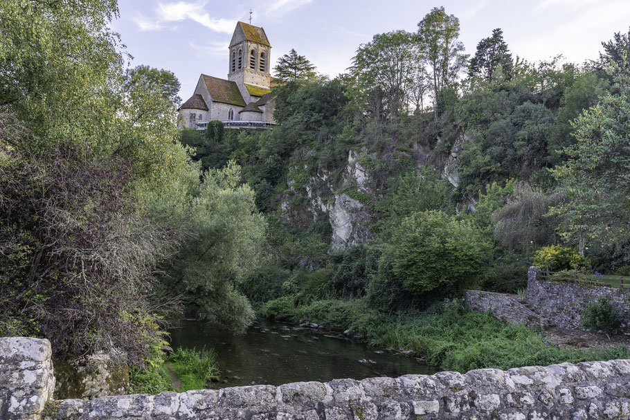 Bild: Blick von der Brücke in Saint-Céneri-le-Gérei zur Kirche