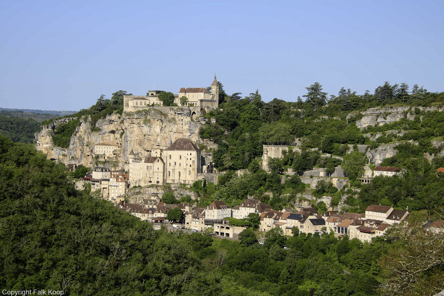 Bild: Rocamadour, unten der Ort in der Mitte am Felsen die sogenannte heilige Ebene und oben das Château de Rocamadour