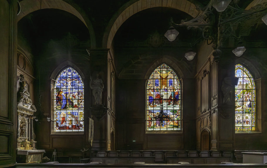 Bild: Rechter Seitenaltar und Glasfenster in der Église Saint-Sulpice de Fourgères in Fourgères