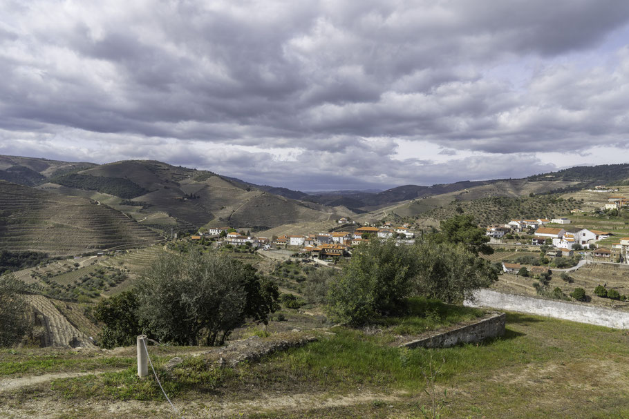 Bild: Fahrt in den Weinbergen des Douro, hier Blick auf Vale de Mendiz