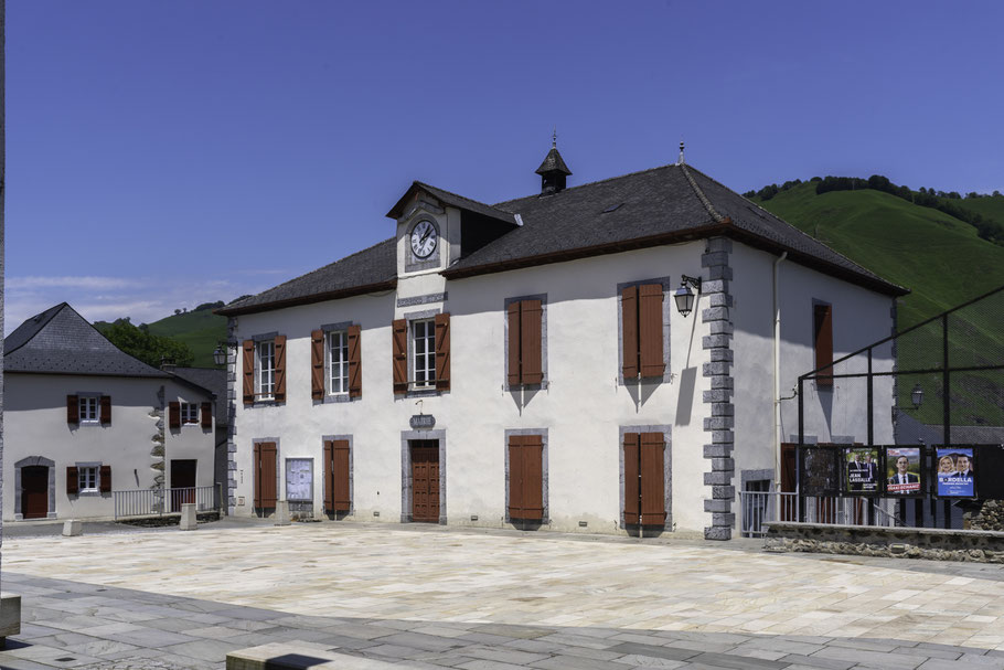 Bild: Das Rathaus in Larrau im französischen Baskenland