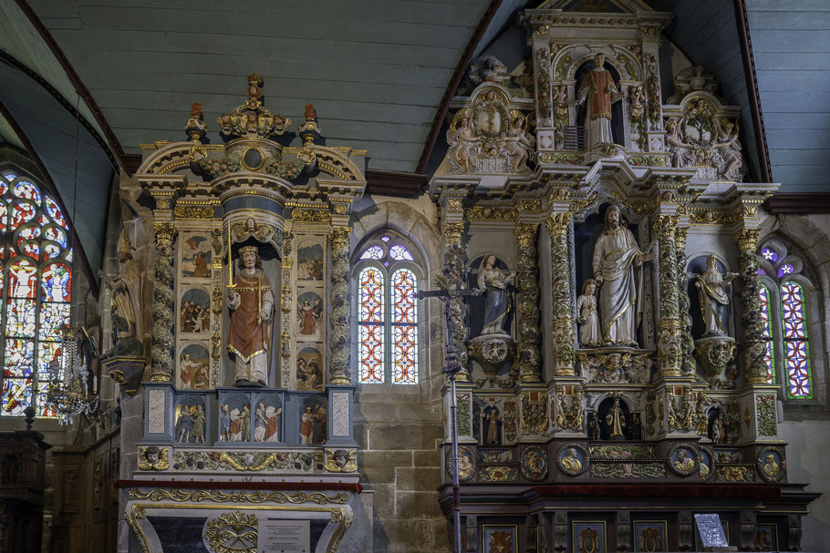 Bild: der Altar des heiligen Miliau und der Jesephsaltar in der Kirche des umfriedeter Pfarrbezirk Guimiliau