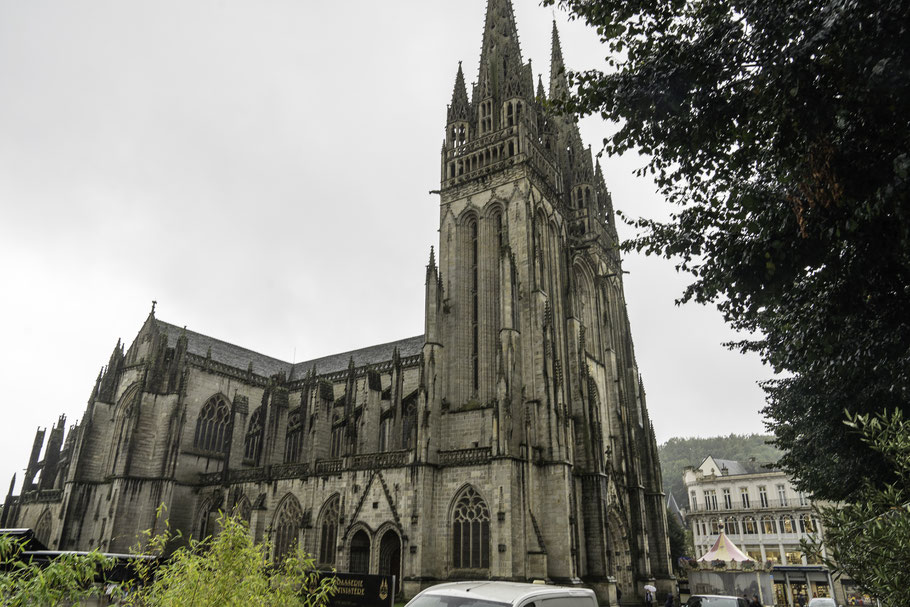 Bild: Die Cathédrale Saint-Corentin vom Place Saint-Corentin in Quimper, Bretagne