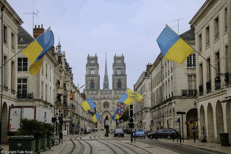 Bild: Blick von der Rue Jeanne d´Arc auf die Cathédrale Sainte-Croix in Orléans im Département Loiret