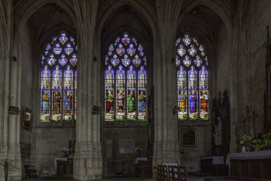 Bild: Kunstvolle Buntglasfenster über den seitlichen Kapellen in der Église abbatiale Saint-Sauveur in Montivilliers