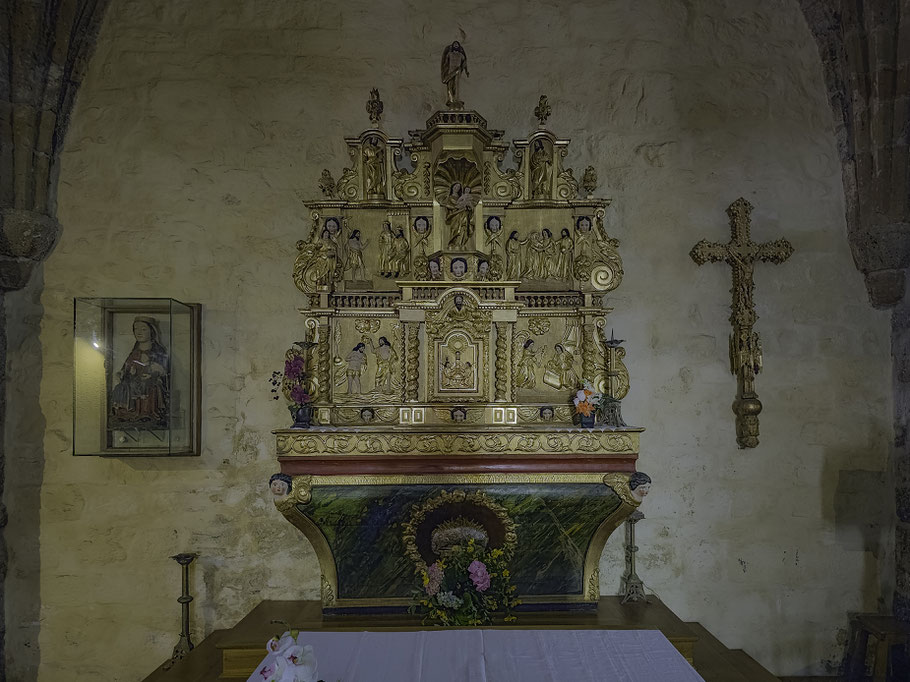 Bild: Links neben dem Altar polychrome Jungfrau mit Kind, rechts Prozessionskreuz, beides 16. Jahrhundert in der Église Saint-Jean-Baptiste in Larrau  