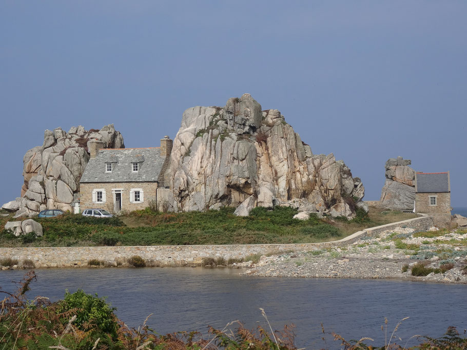 Bild: Le Gouffre de Plougrescant, Haus zwischen den Felsen, eine der bekanntesten Sehenswürdigkeiten Frankreichs