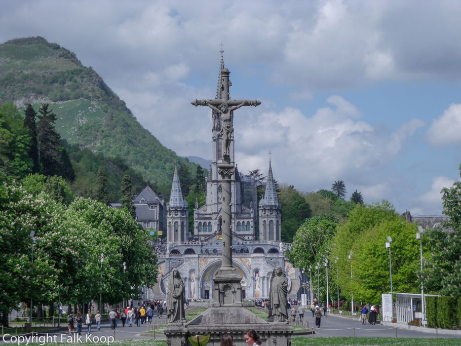 Bild: Blick auf  Basilika Notre-Dame-de-l’Immaculée-Conception in Lourdes