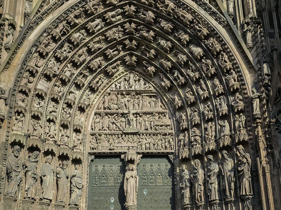Bild: Tympanon des hochgotischen Hauptportal der Cathédrale Notre-Dame in Strasbourg #Tympanon