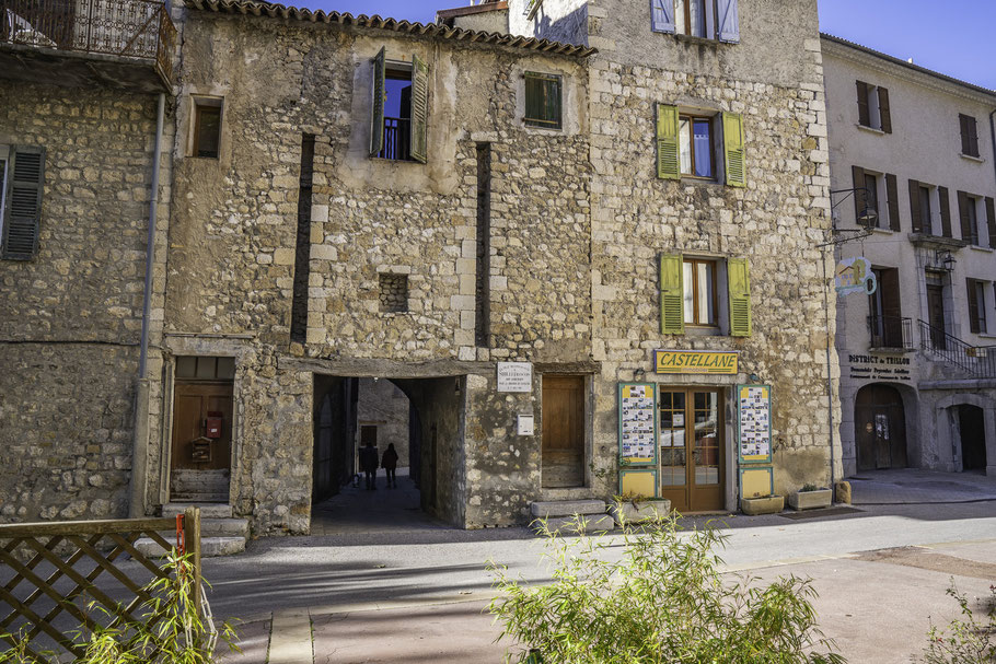 Bild: Hausfront vor der Église du Sacré-Coeur de Castellane und Zugang zur Altstadt in Castellane