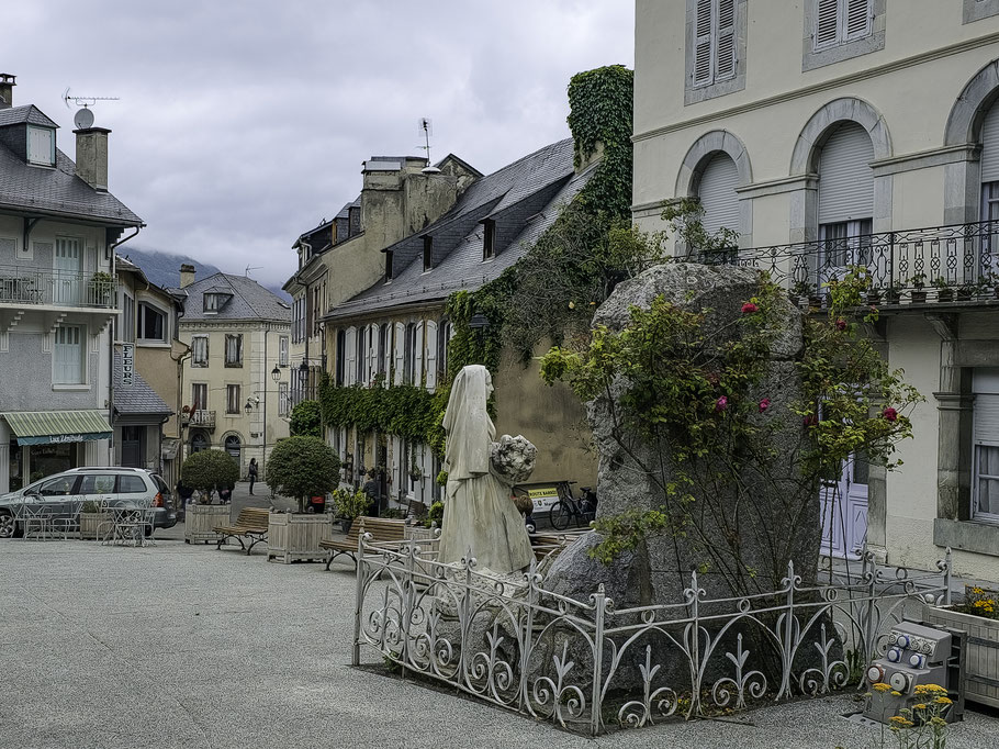 Bild: Platz und Denkmal vor der Église Saint-André in Luz-Saint-Sauveur