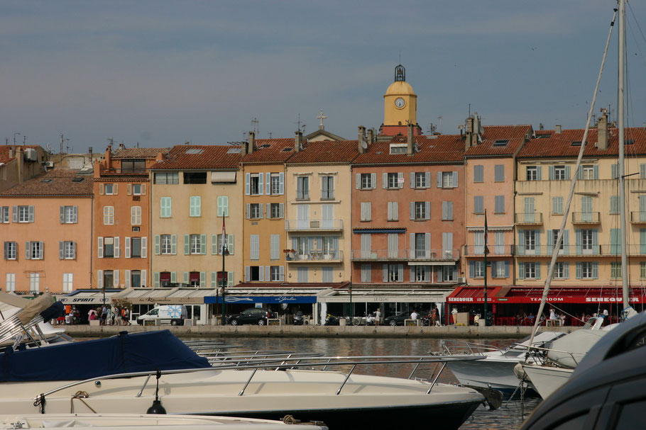 Bild: an der Promenade "Quai Jean-Jaurès" von St.-Tropez mit schmiedeeisernem Glockenturm der Kirche im Zentrum