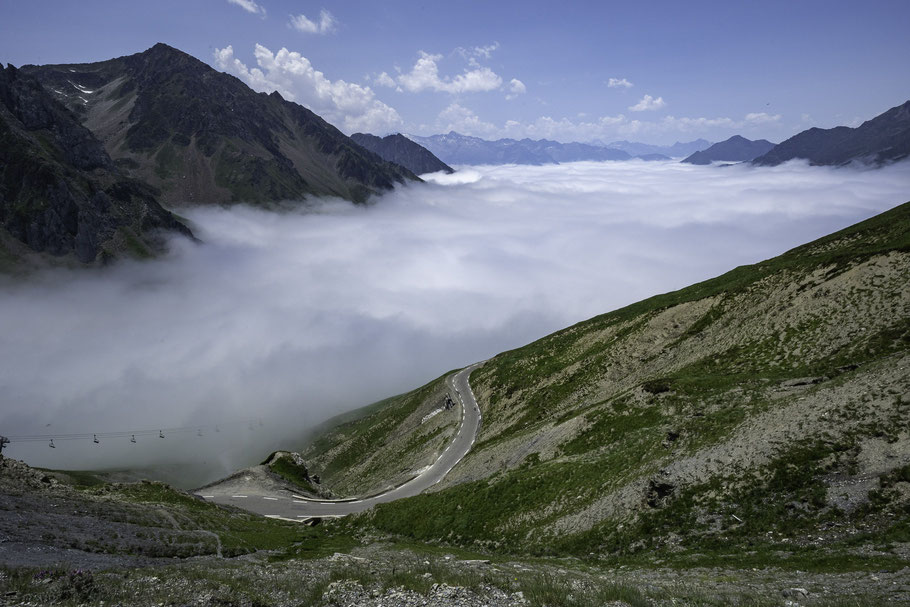 Bild: Fahrt auf den Col du Tourmalet, Blick Richtung Westen auf die Talabfahrt