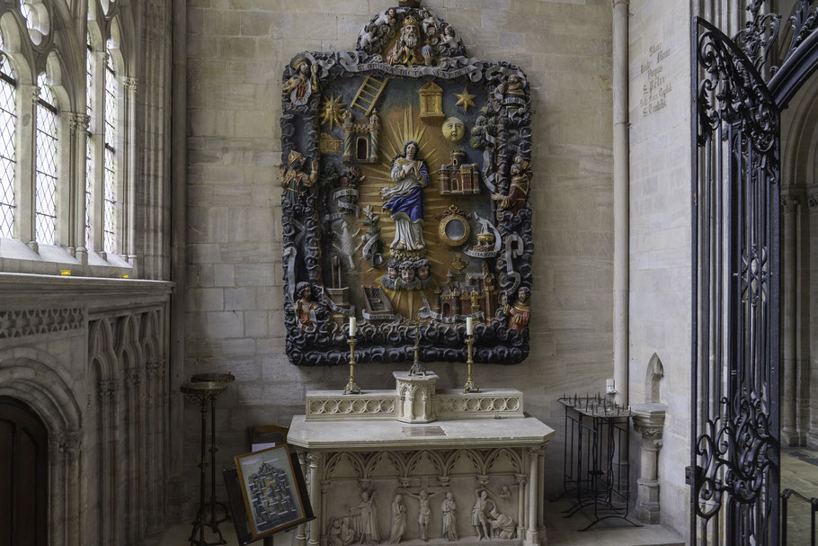 Bild: Altarbild der Litanei der Jungfrau mit ihren Attributen in der ersten Nordkapelle in der Cathédrale Notre-Dame de Bayeux