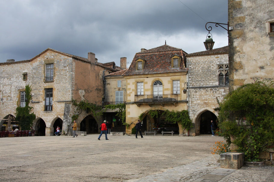 Bild: zentraler Platz in Monpazier im Departement Dordogne