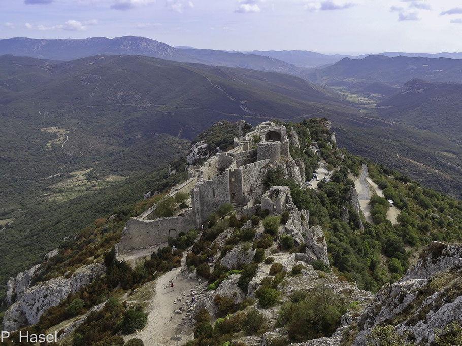 Bild: Blick auf den unteren älteren Teil von Château de Peyrepertuse 