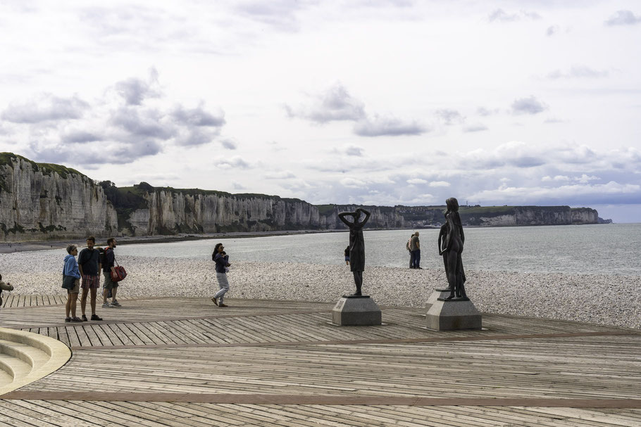 Bild: Skulpturen an der Strandpromenade von Fécamp mit Blick Richtung Yport