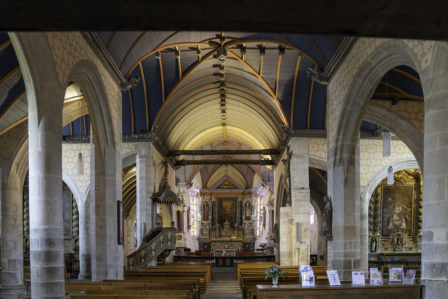 Bild: Blick in das Innere der Église Saint-Suliau im umfriedeten Pfarrbezirk von Sizun