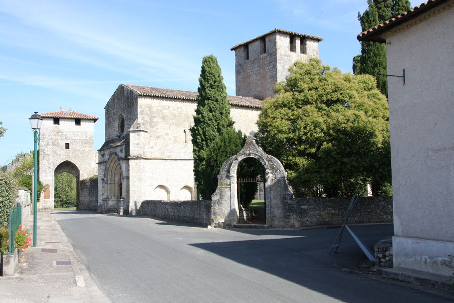 Bild: Église Saint-Christophe de Vianne, links eines der Stadttore in Vianne im Departement Lot & Garonne
