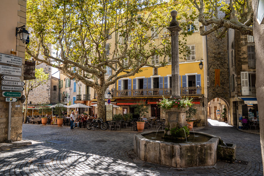 Bild: Bargemon im Var auf dem Place Chauvier mit der Fontaine Philippe Chauvier und Porte fortiflée de l´Horloge 